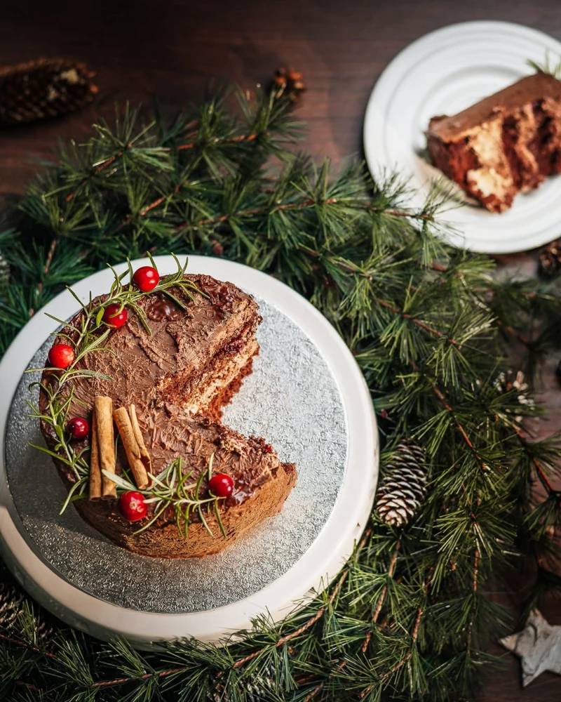 Augalinis šokoladinis tortas su marcipanu ir vyšniomis