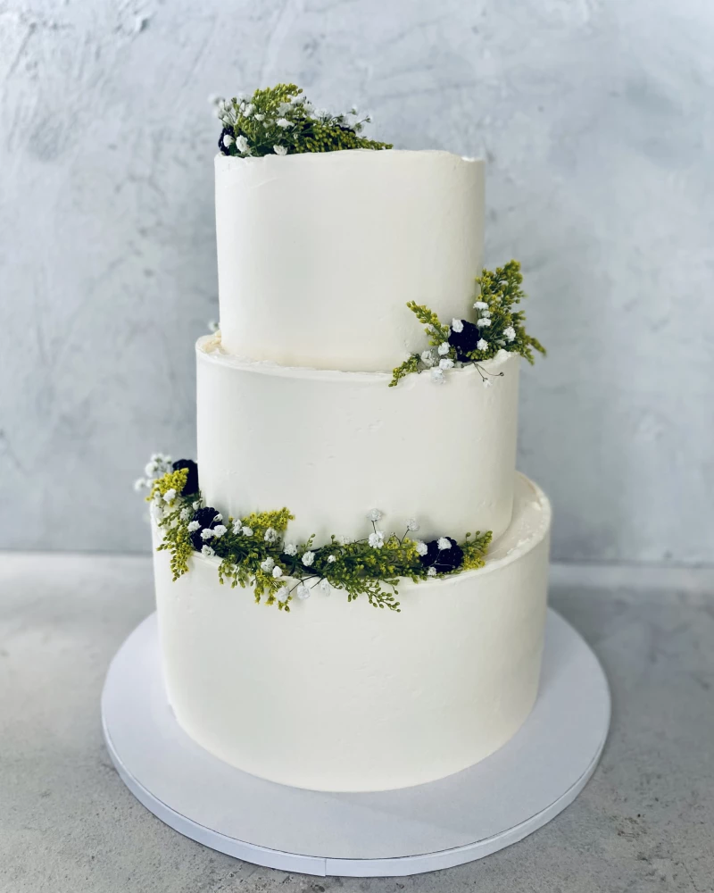 Vestuvinis tortas su gėlėmis