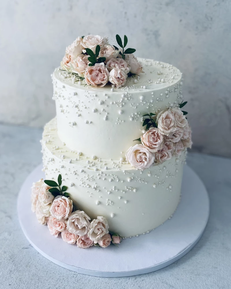 Vestuvinis tortas su gėlėmis