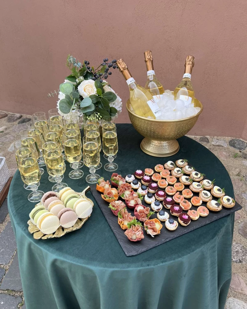 Šampano sienelė ir staliukai